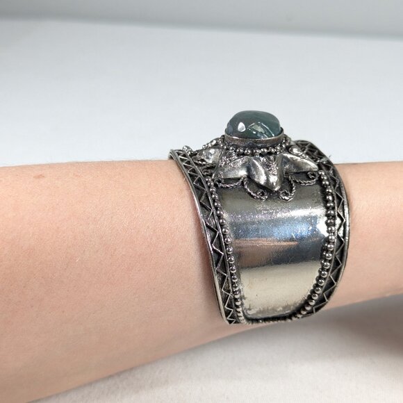 Chunky handmade cuff bracelet with green stone inset - Picture 7 of 8